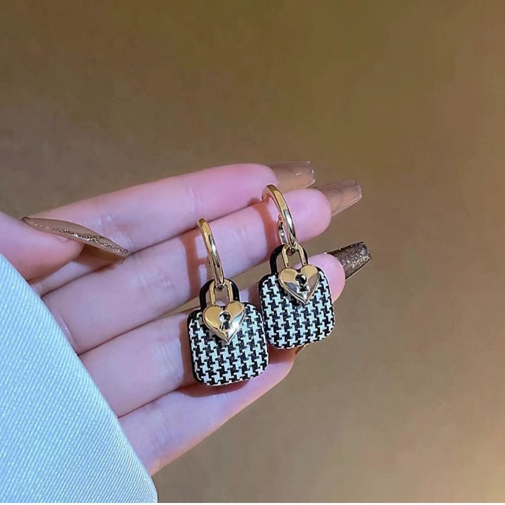 ♛ROSEMAYR♛ S925銀針 愛心小鎖 千鳥格耳環 耳釘-細節圖3