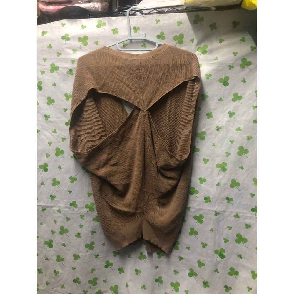 ♛ROSEMAYR♛廠商寄賣-Z0357設計款卡其色V領針織上衣-細節圖2