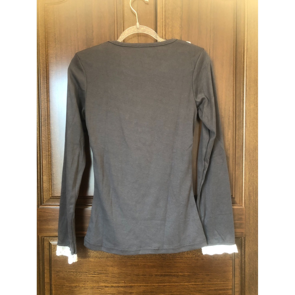 ♛ROSEMAYR♛廠商寄賣-B02-005珍珠胸針裝飾內搭長袖上衣 展示品-細節圖2