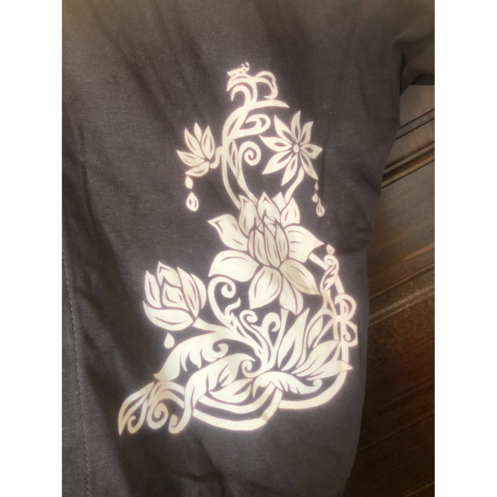 ♛ROSEMAYR♛廠商寄賣-E19-001咖啡色異國風V領短袖上衣 展示品-細節圖3