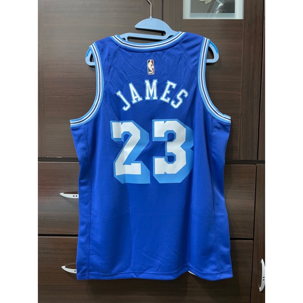 NIKE NBA JAMES MVP KING 湖人 詹皇 草寫藍 熱轉印 L號 球衣-細節圖2