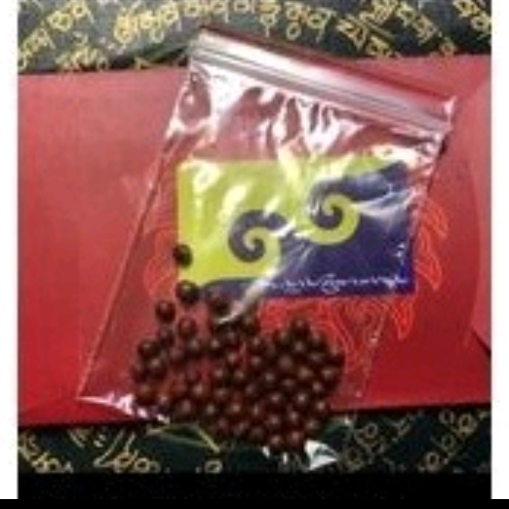 楚布寺四臂觀音甘露丸 藏佛像舍利塔嘎乌盒由楚布寺出品，以传统方式制作的玛尼日布。一袋约有20个。-細節圖2