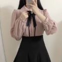 藕粉色襯衫+別針領結