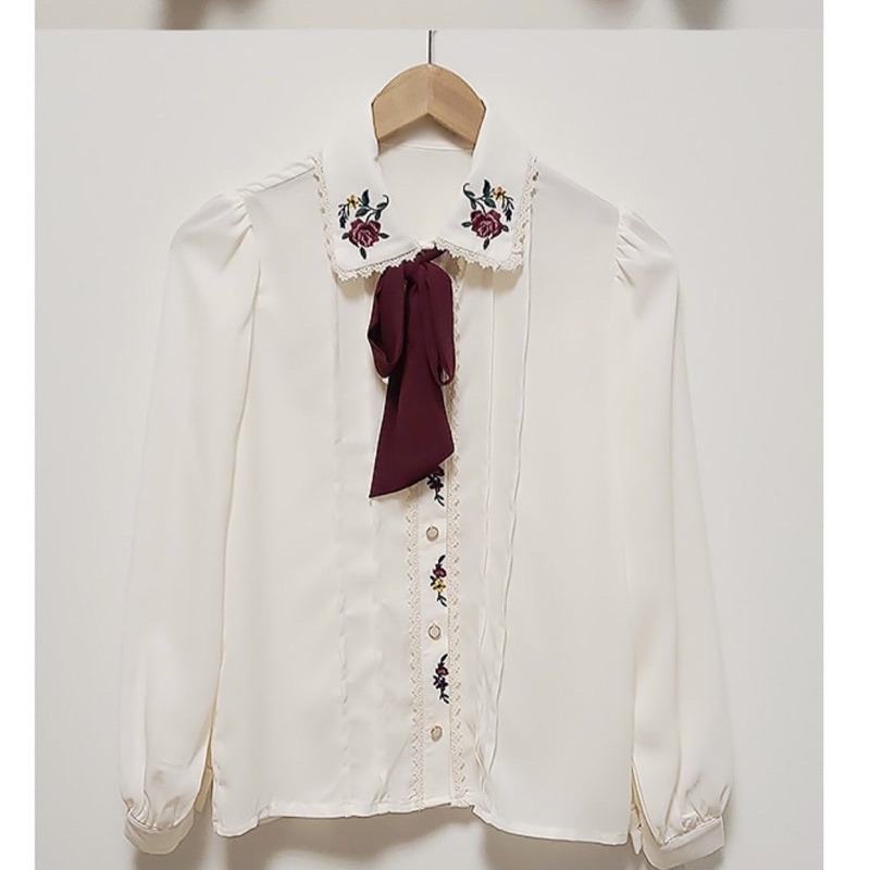 現貨+預購*法式刺繡花朵設計感蝴蝶結領結雪紡長袖襯衫 復古 日系 lolita 蘿莉塔 量產型 軟妹 少女 內搭 上衣-細節圖9