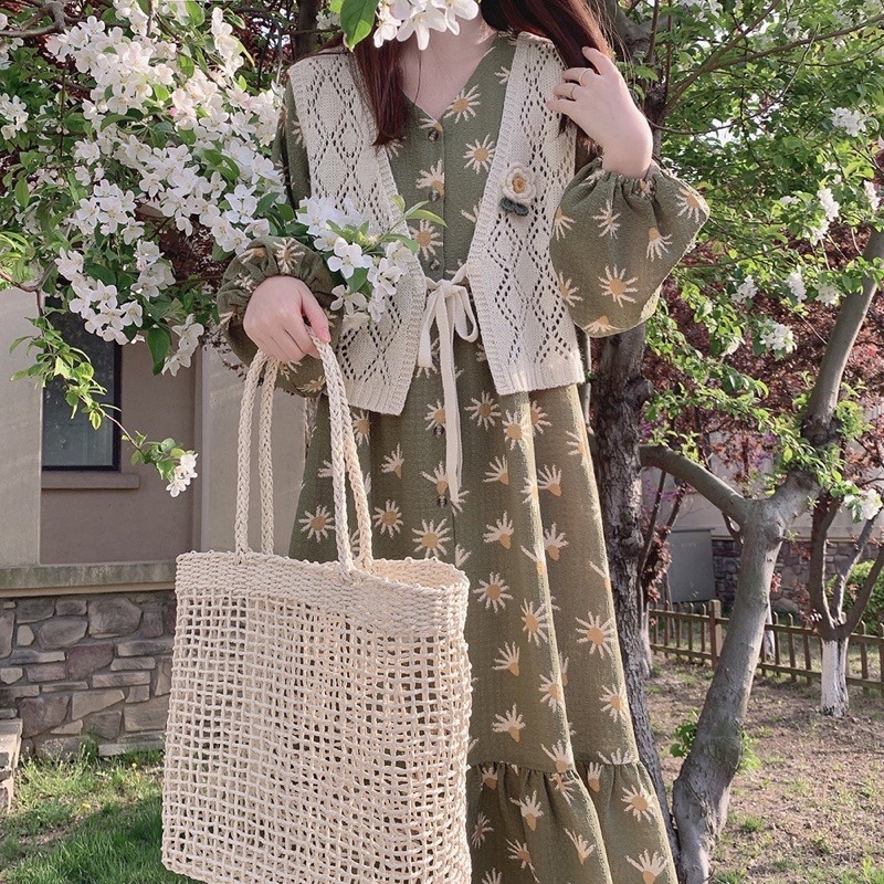 《現貨+預購》復古花朵鏤空針織綁帶背心 向日葵碎花洋裝 開衫 日系 古著 設計感 少女 森女系 氣質 文藝-細節圖4