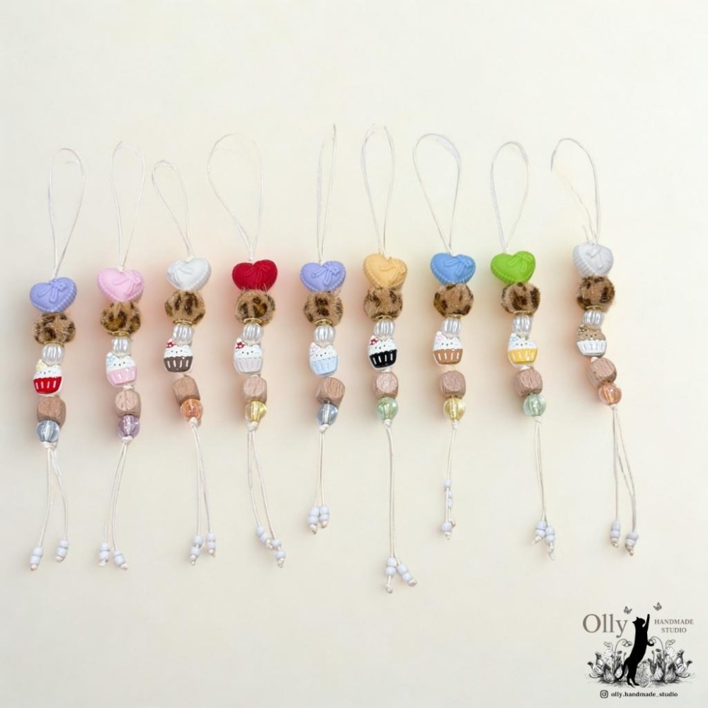 【Olly】甜心豹紋 愛心蛋糕串珠掛飾 立體吊飾 包掛 車掛 蛋糕 愛心 毛球 生日禮物 交換禮物 木珠 蠟繩-細節圖2