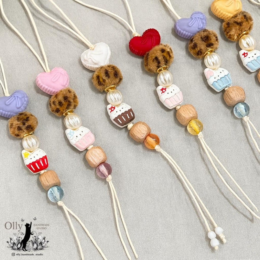 【Olly】甜心豹紋 愛心蛋糕串珠掛飾 立體吊飾 包掛 車掛 蛋糕 愛心 毛球 生日禮物 交換禮物 木珠 蠟繩-細節圖3