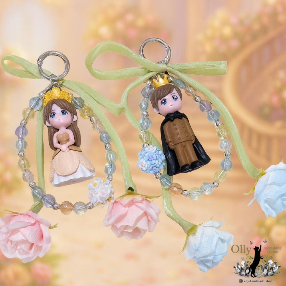 【Olly】童話戀人 王子公主 娃娃掛飾 吊飾 鑰匙扣  人偶吊飾 生日禮物 串珠 玫瑰花 車掛 情人節 戀人-細節圖2