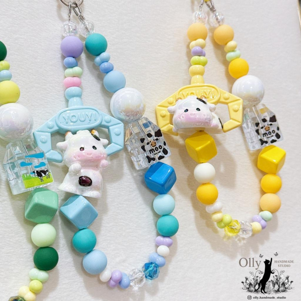 【Olly】奶牛夾心機 手機掛鍊 包掛 鑰匙扣 乳牛 牛奶瓶 夾娃娃 防摔防掉落吊飾 生日禮物 閨蜜禮物 交換禮物-細節圖3