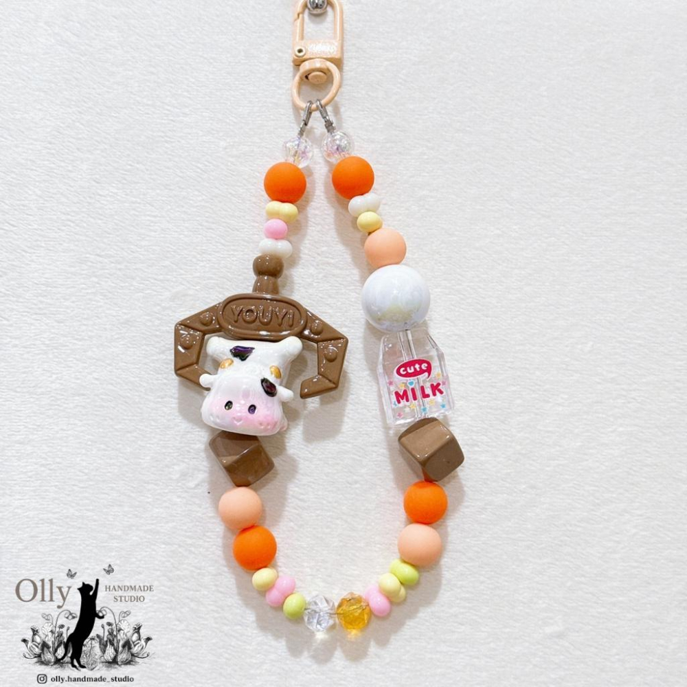 【Olly】奶牛夾心機 手機掛鍊 包掛 鑰匙扣 乳牛 牛奶瓶 夾娃娃 防摔防掉落吊飾 生日禮物 閨蜜禮物 交換禮物-細節圖8