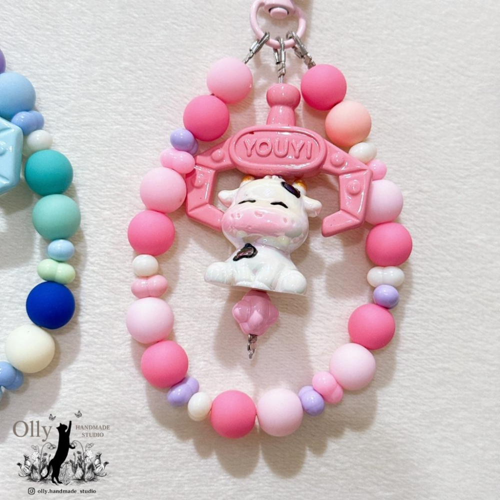【Olly】奶牛夾心機 鑰匙圈  吊飾 門扣 包掛 乳牛 繽紛 生日禮物 閨蜜禮物 交換禮物 掛飾 生肖-細節圖7