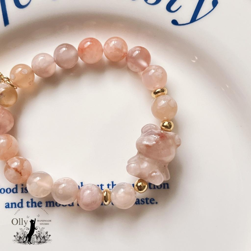 【Olly】設計款【春櫻小熊】粉櫻花瑪瑙 深海珠貝小花 彈性手鍊 設計手鍊 手串 情人節 母親節 生日禮 交換禮物-細節圖6