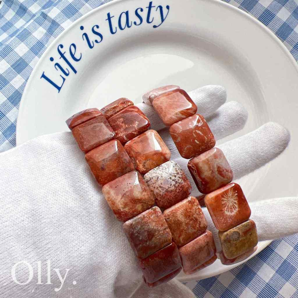 【Olly】珊瑚玉手排【濃色潤感小正方】彈性手排 手鍊 手環 菊花石 珊瑚玉 生日禮物 交換禮物 聖誕節 收藏 ST-細節圖3