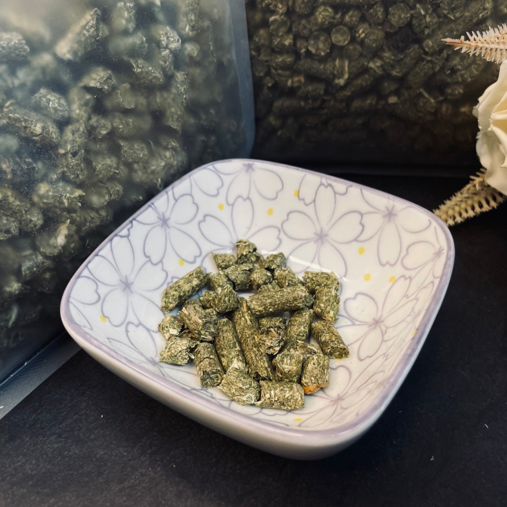 加拿大精苜蓿草粒 500g 1000g 牧草飼料 日曬草粒 小寵食物 兔子 天竺鼠 黃金鼠 倉鼠-細節圖6