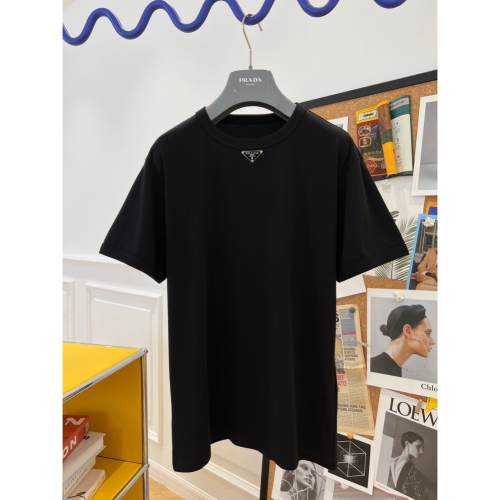 普拉達 Prada 最新款T恤🆕🆕專櫃同步上🆕 這款短袖棉質T恤呈現合身版型和羅紋針織圓領設計✨標誌性的塗琺瑯金屬