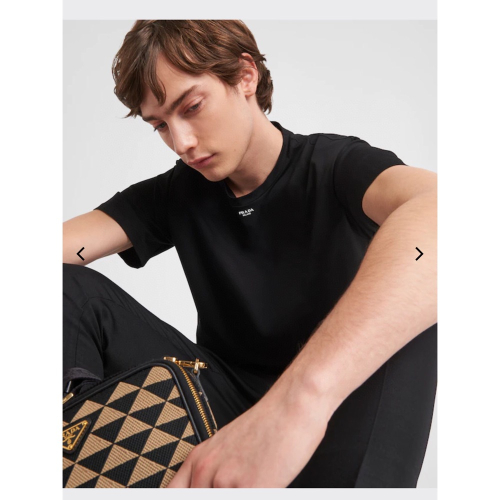 普拉達 Prada 春夏最新款T恤🆕🆕專櫃同步上🆕 標誌性的LOGO字母飾於圓領下方，每季皆以新穎方式加以重飾✔️