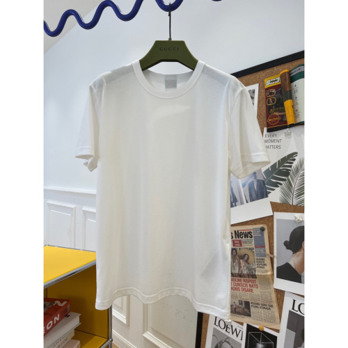 古馳 Gucci 2024秀款最新標籤T恤✔️這款白色輕質針織棉T恤於背面綴飾紅綠織帶標籤，為基礎設計添上一抹亮色💫