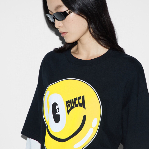 古馳 Gucci 2024 春夏膠囊💊限定款♥️♥️笑臉印花假兩件長袖T恤。倫敦藝術家兼插畫師