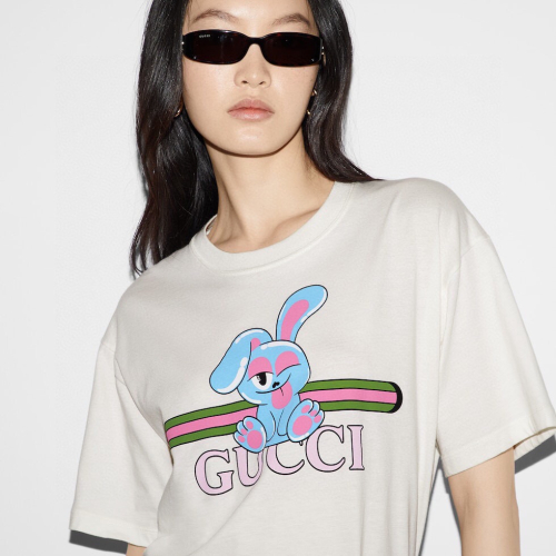 古馳 Gucci 2024膠囊系列🆕寬松版型T恤， 倫敦藝術家兼插畫師Hattie Stewart的創意設計