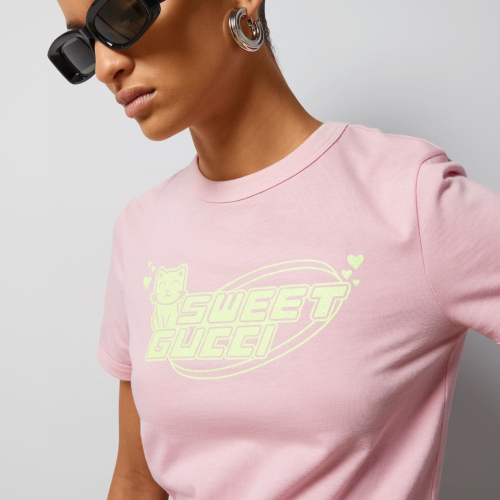 古馳 Gucci 2024新品🎀心動來襲💫 印花T恤，氛圍滿滿 😘常規版型，超級顯瘦👍🏻 💫 這個粉色超級顯白