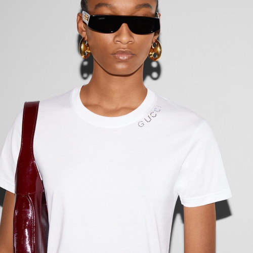 古馳 Gucci 2024秀款最新款燙鑽T恤✔️ 正面飾以標誌性品牌LOGO燙鑽💎沒有多餘繁瑣的點綴，簡單高級😜