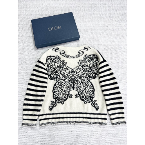 DIOR 迪奧 破舊蝴蝶🦋毛衣。這款長袖針織衫是二零二四早春系列新品，飾以經典的白色和黑色