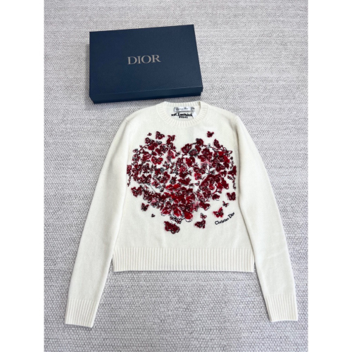 DIOR 迪奧 紅蝴蝶刺繡毛衣。24早春新款，這款針織衫向品牌的愛與浪漫之情致敬