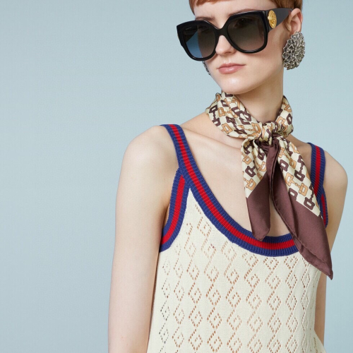 古馳 Gucci 最新款💙🤍針織背心 採用休閒風設計🔓 在這款富有紋理感的針織背心上，品牌經典藍紅織帶匠心點綴於衣