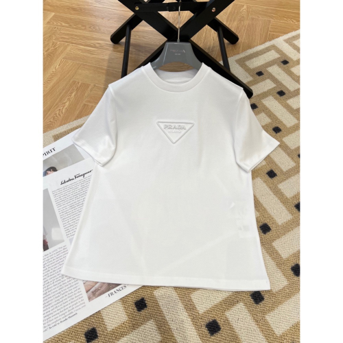 普拉達 Prada 春夏最新款T恤🆕🆕專櫃同步上🆕 三角形徽標化身為3D織物貼布裝飾其上，彰顯品牌格調✨✨✨版型剪