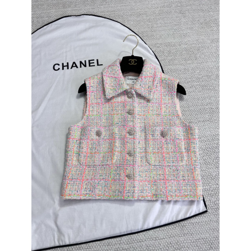 香奈兒 Chanel CC24C彩色格紋編織馬甲套裝～原版訂制面料，全部對格裁剪👍定制滴油紐扣。外表看似一樣的衣服有