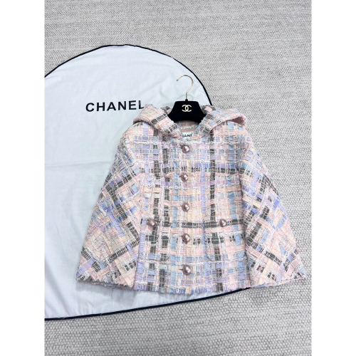香奈兒 Chanel CC瀑布系列外套，中古款。小香很少有的連帽款外套，減齡款，面料特別好看，多種彩色紗線編織而成，做小