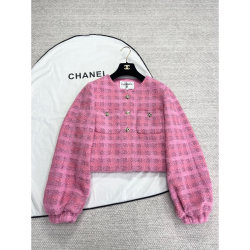 香奈兒 Chanel CC24P粉色格子外套.多種紗線編織而成，我們家口袋都是純手工縫製，而市面很多都是機器縫。省去了人