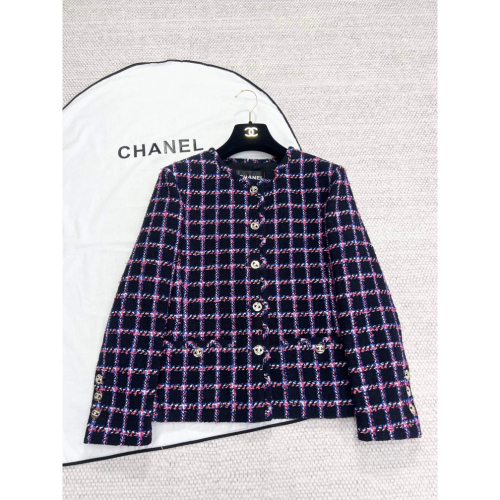 NT$💰6700 香奈兒 Chanel CC24P方格子西裝外套～粉白藍三色間色格子組成，我們家口袋都是純手工縫製，而市