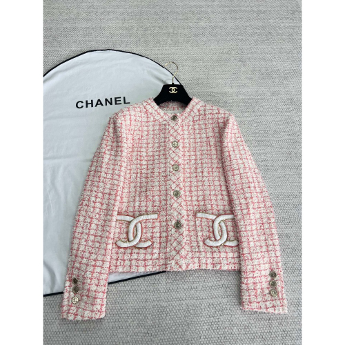 香奈兒 Chanel CC24P橘粉色珠片logo口袋外套～定制珠片刺繡面料，口袋有手工縫製的珠片logo設計，是整件衣