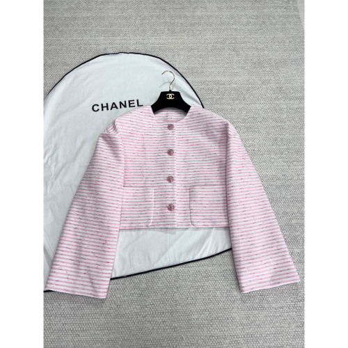 香奈兒 Chanel CC24C 條紋粉外套～～口袋都是純手工縫製，而非機器車線。做小香這麼多年，口碑眾所周知🤝休閒版