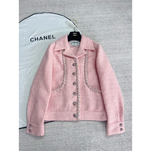 香奈兒 Chanel CC23K芭比粉外套。這款很少女，粉色控必入款❗️定制的原版一致的寶石紐扣，像一個漂亮的飾品💕整個口