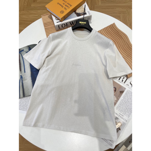 聖羅蘭 Ysl 2023最新款🆕刺繡T恤〰️時髦、簡約、高級應該是SLP的靈魂✨必備的打底T恤✔️原版定制定染面料🉑️ 顯瘦好