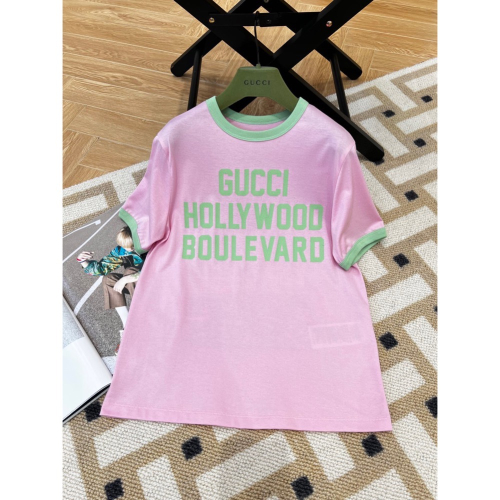 古馳 Gucci 💕新款T恤➕ 這款粉色棉質T恤的正面飾有「G*cci Hollywood Boule