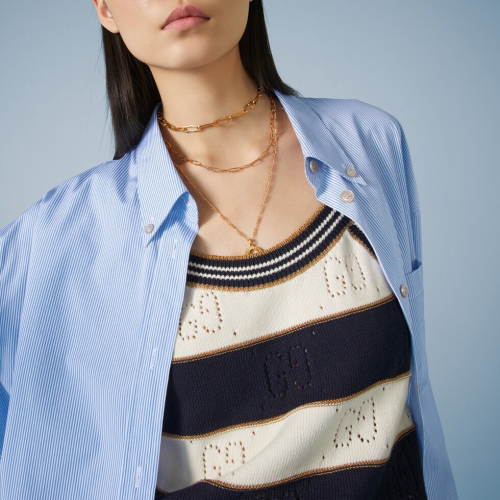 古馳 Gucci 最新款💙🤍條紋針織背心，這款背心採用休閒風設計🔓以深藍色和象牙白色通花GG條紋棉匠心打造，巧妙融入金銀