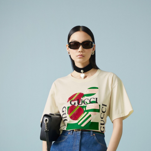 古馳 Gucci 系列最新款🆕✨✨亮片印花T恤🍒 這款針織棉T恤綴飾醒目的櫻桃亮片刺繡，探索品牌立等可辨的經典元素的新表