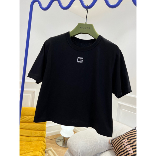 古馳 Gucci 2024 春夏最新款🆕打底短款T恤〰️ 這款T恤採用黑色針織棉匠造而成🔜造型簡約大方🥳精心點綴飾有水晶貼