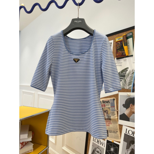普拉達 Prada 2024最新款🆕 藍色條紋打底T恤， 敲經典的條紋元素🖤元氣感十足 ☑️100%YB 開發💫手感絕絕子