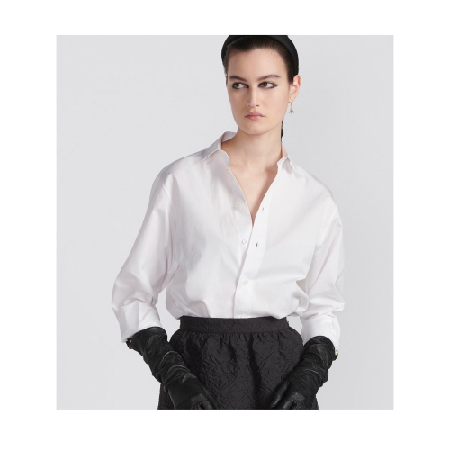 Dior迪奧襯衫🆕採用白色棉府綢精心製作，直筒廓形，搭配圓弧式底邊，飾以小蜜蜂刺繡更顯精緻✨✨簡約又不失高級感💫珍珠母貝