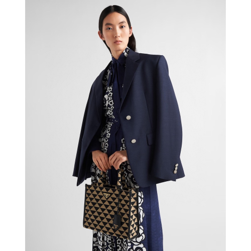 普拉達Prada西裝外套最新款🆕🤍這款外套詮釋嶄新的晚裝理念，表達不同以往的女性氣質☑️單排扣馬海毛衣身配搭三鈕衣袖和背面