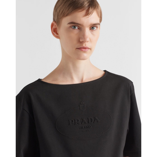 普拉達T恤Prada 2024春夏最新款黑色T恤🆕🆕專櫃同步上🆕 短袖T恤選用柔軟平紋面料打造。短款廓形，搭配船領，綴飾