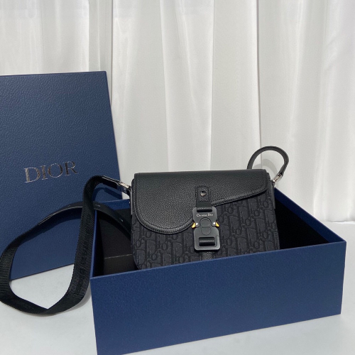 dior【代購】馬鞍信使包是本季新品，精巧時尚。飾以黑色和黑色 Oblique 印花，粒面牛皮革翻蓋突顯馬鞍輪廓，