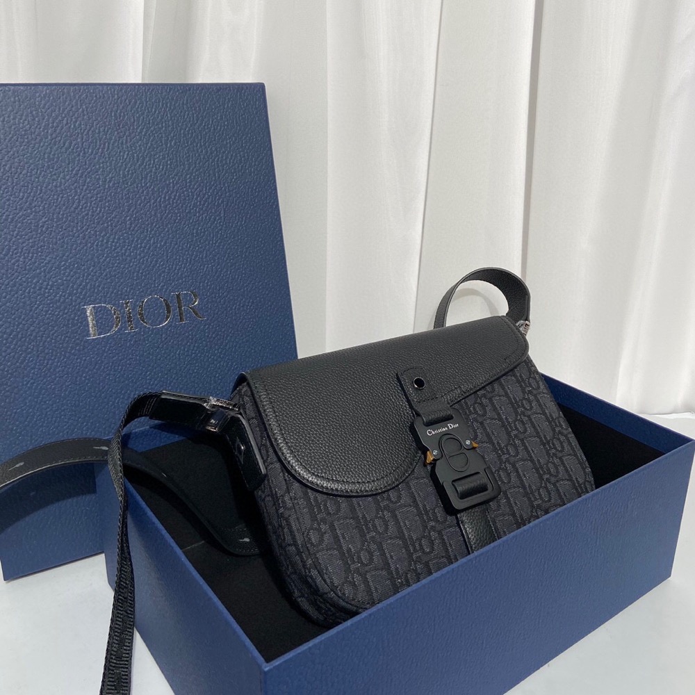 dior【代購】馬鞍信使包是本季新品，精巧時尚。飾以黑色和黑色 Oblique 印花，粒面牛皮革翻蓋突顯馬鞍輪廓，-細節圖2