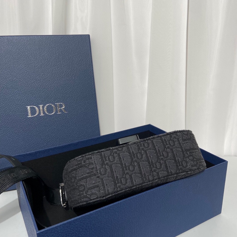 dior【代購】馬鞍信使包是本季新品，精巧時尚。飾以黑色和黑色 Oblique 印花，粒面牛皮革翻蓋突顯馬鞍輪廓，-細節圖3