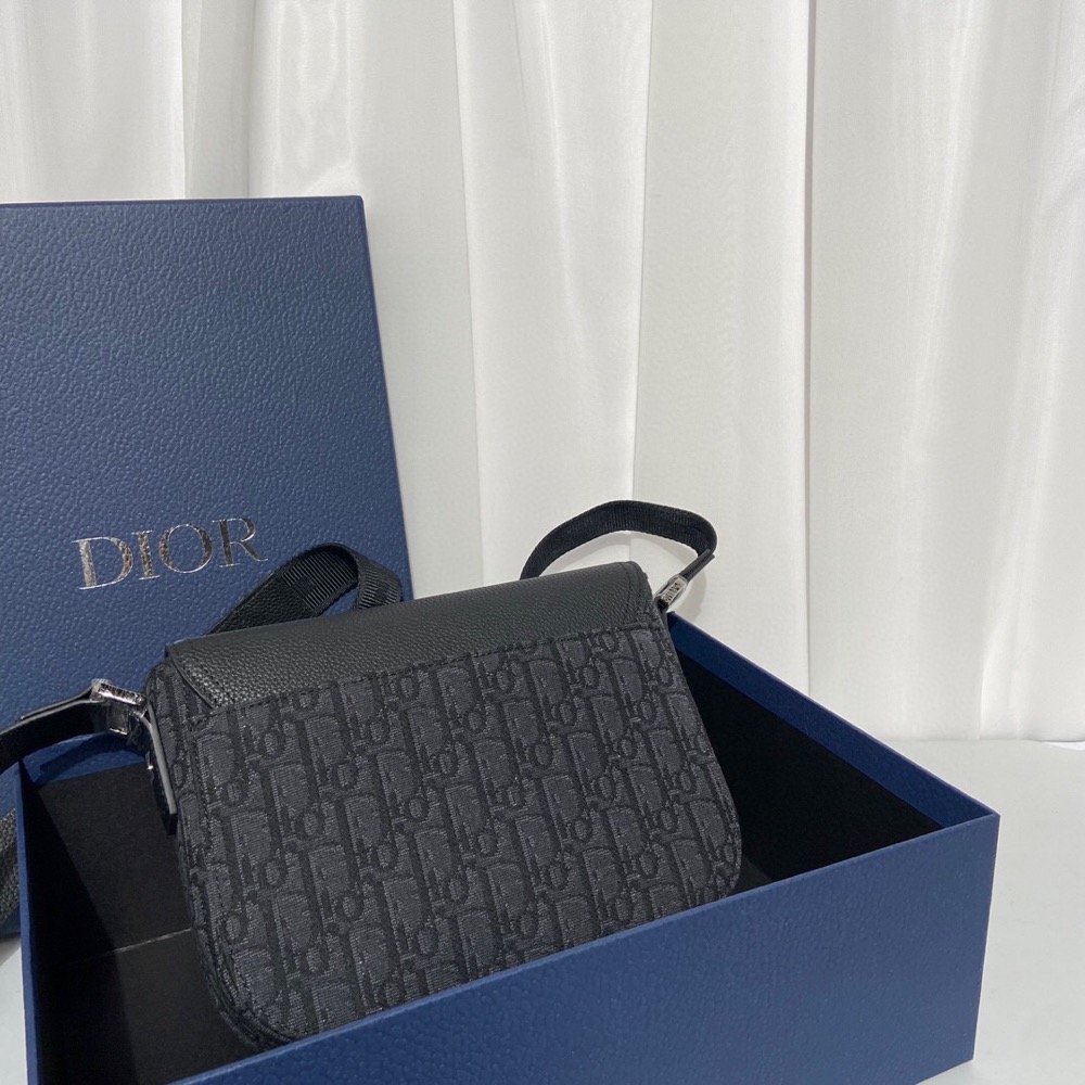 dior【代購】馬鞍信使包是本季新品，精巧時尚。飾以黑色和黑色 Oblique 印花，粒面牛皮革翻蓋突顯馬鞍輪廓，-細節圖4