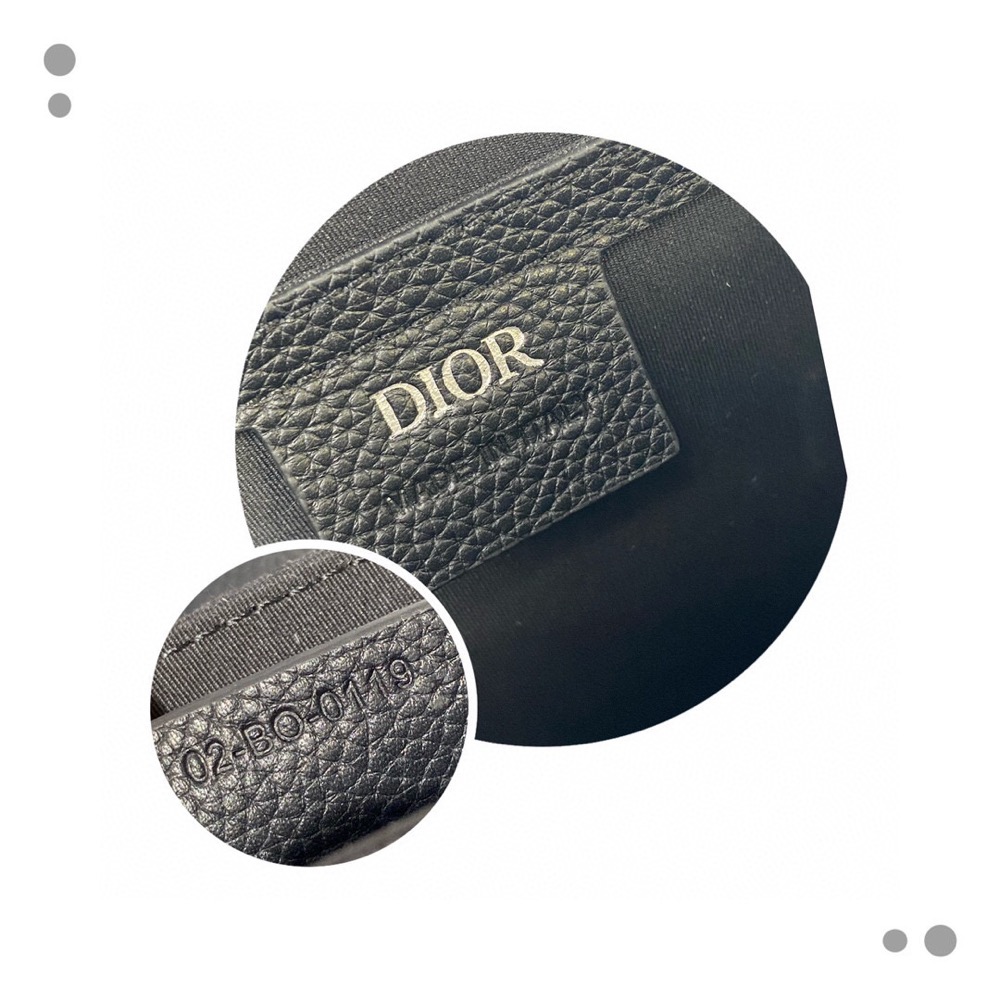 dior【代購】馬鞍信使包是本季新品，精巧時尚。飾以黑色和黑色 Oblique 印花，粒面牛皮革翻蓋突顯馬鞍輪廓，-細節圖7